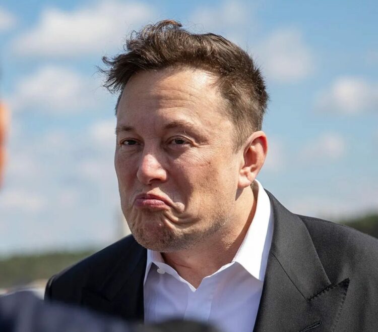 Elon Musk em forma.  Seu alcance no Twitter está diminuindo... então ele demitiu um engenheiro de ponta
