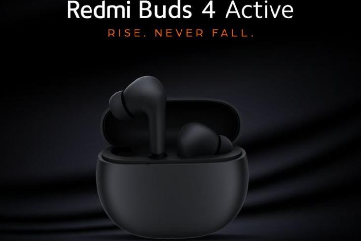 O Redmi Buds 4 Active na cor preta é colocado sobre um fundo preto com o nome dos fones de ouvido e o slogan