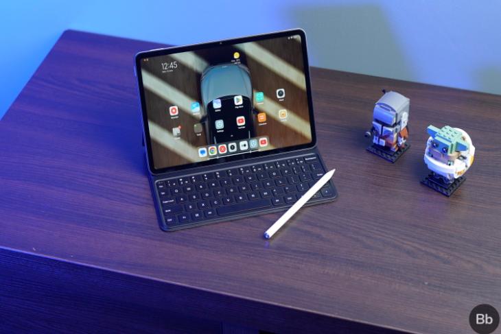 xiaomi pad 6 com caneta e teclado em uma mesa