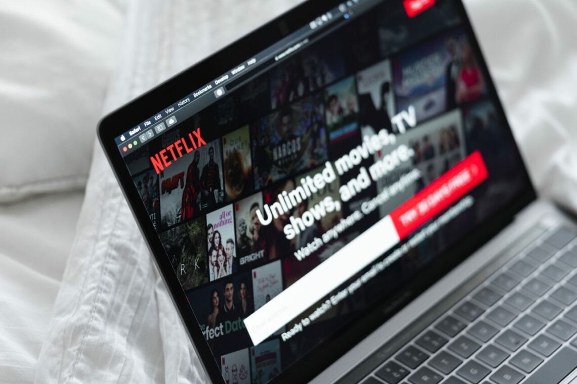 foto ilustrando um artigo sobre o preço da Netflix na Polônia e apresentando um laptop com acesso à plataforma