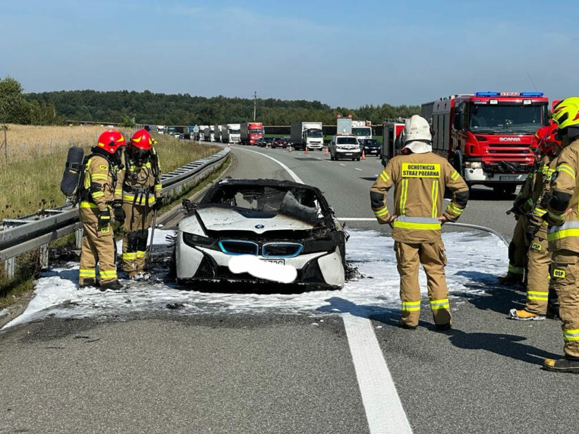 Incêndio de carro elétrico na autoestrada A1.  Um BMW no valor de várias centenas de milhares de zlotys foi completamente incendiado