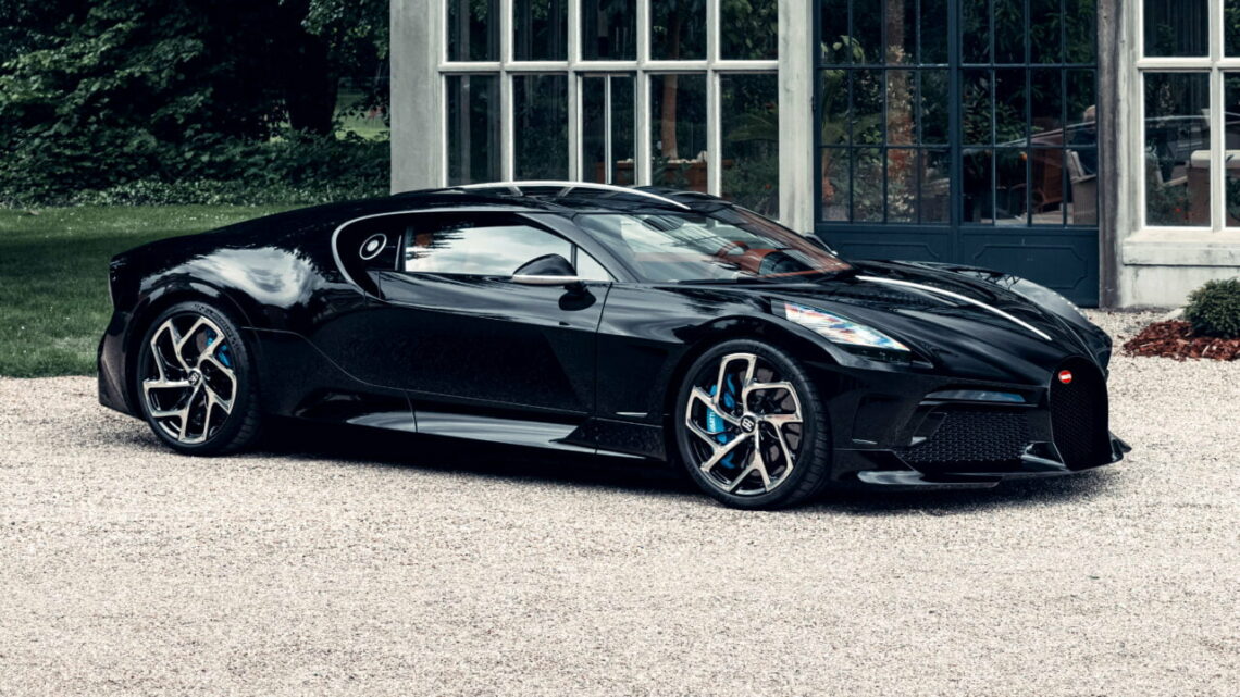 Najprawdopodobniej najdroższy samochód świata Bugatti La Voiture Noire ujęty w pełnej okazałości z prawej strony na żwirowym podłożu.