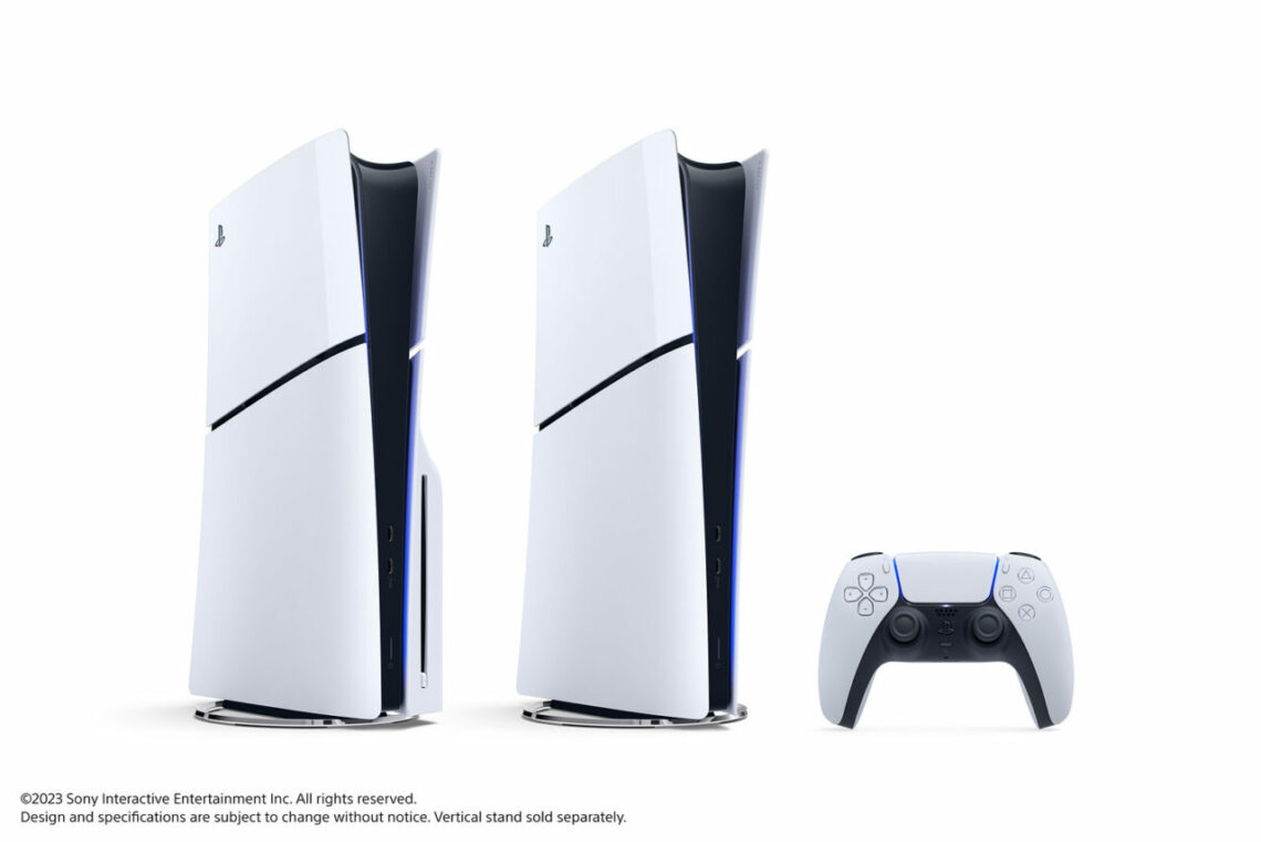 Dois modelos PlayStation 5 Slim (com e sem drive) e um controlador Dual Sense próximo a eles