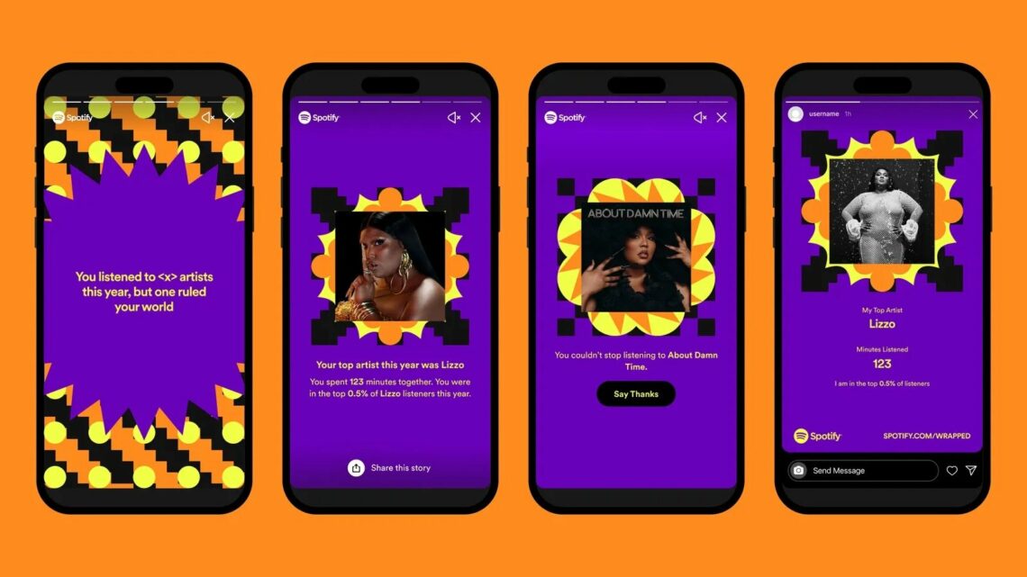 Cztery takie same smartfony ułożone pionowo obok siebie na pomarańczowym tle. Na ekranach fioletowo-żółte grafiki pochodzące z akcji Spotify Wrapped z okładkami albumów i wizerunkami artystów.
